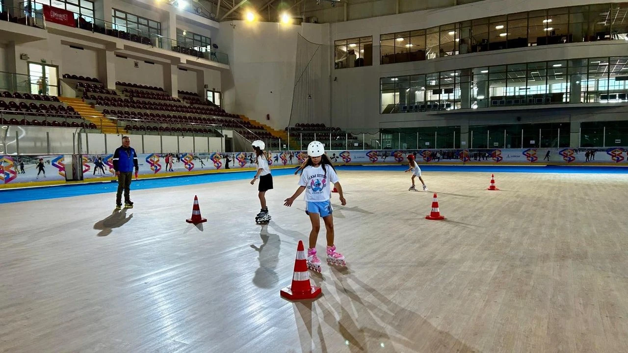 Buz Sporları Salonu'nda tekerlekli paten eğitimi