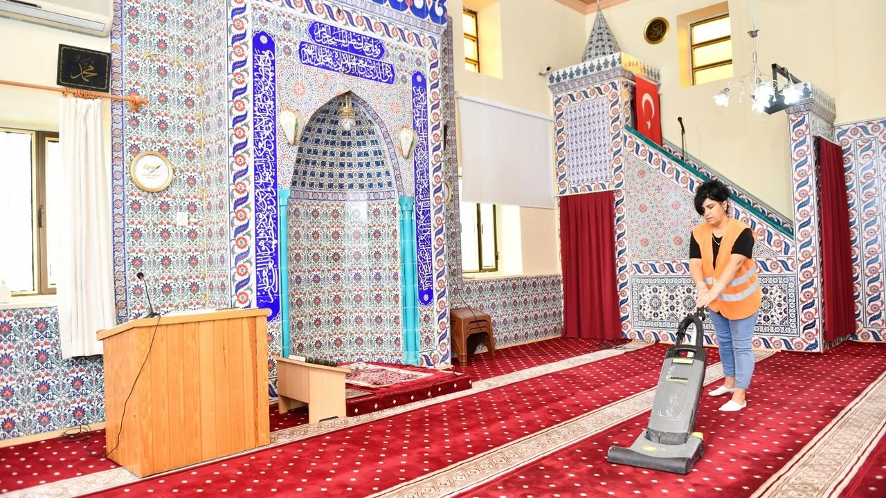 Çiğli'de camiler bayrama hazır