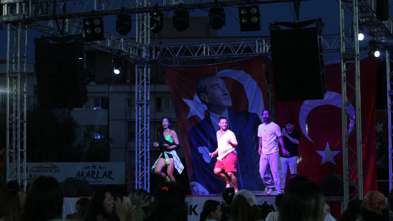 Dansın ve müziğin kalbi Çiğli'de attı