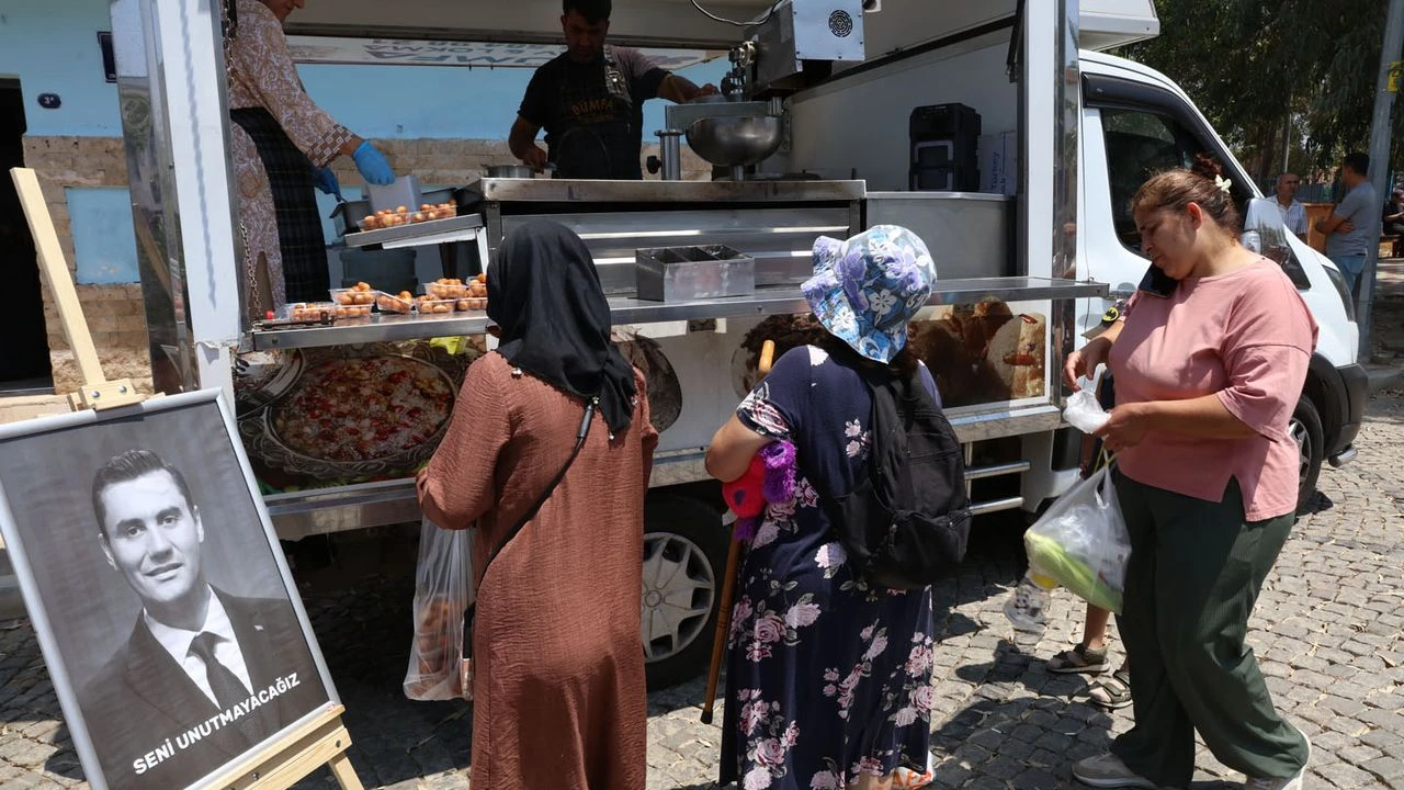 Güzelbahçe'de Ferdi Zeyrek adına lokma döküldü