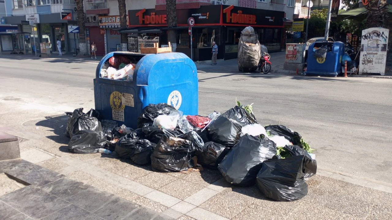 İş bırakma eylemi 3. günde… Buca'da çöp dağları!