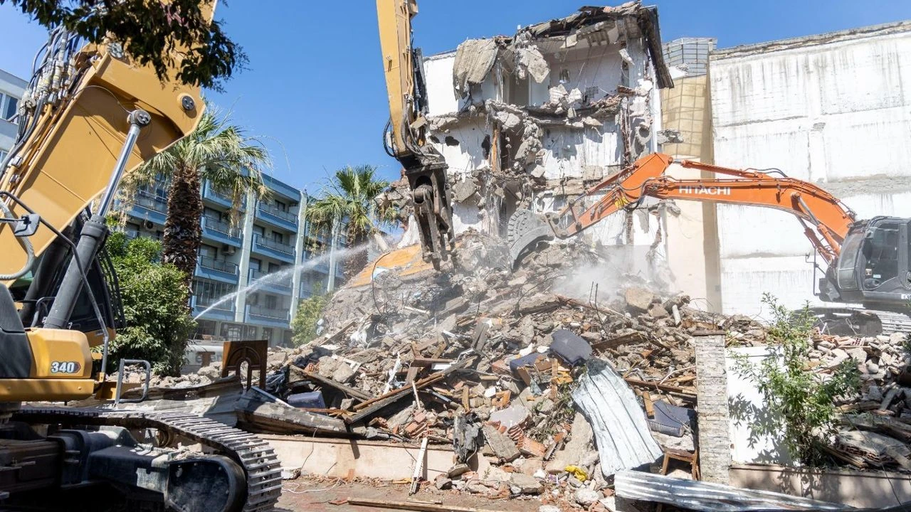 Karşıyaka'da riskli yapılara yıkım!