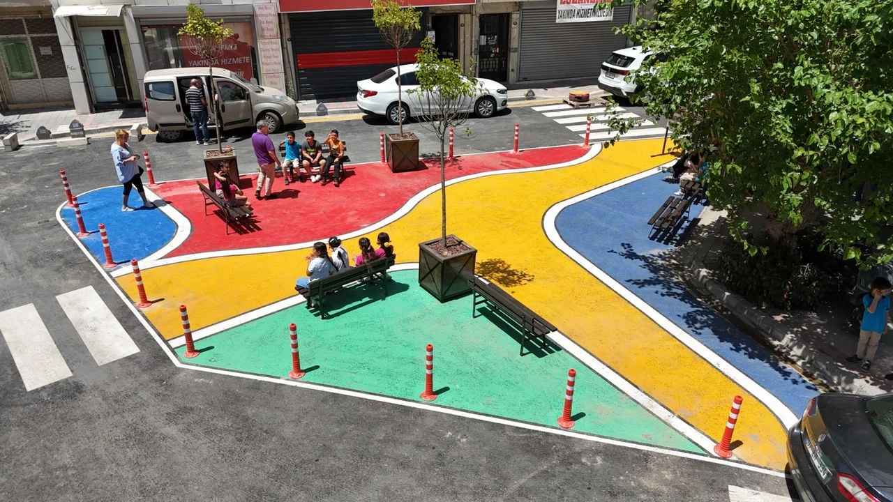 Konak'ta okul yollarına renkli dokunuş