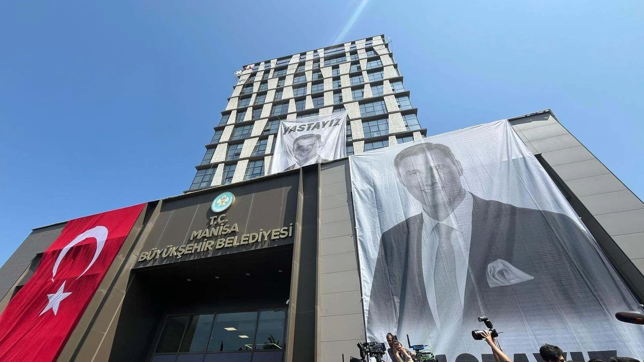 Manisa başkanını uğurladı: Gözyaşları sel oldu