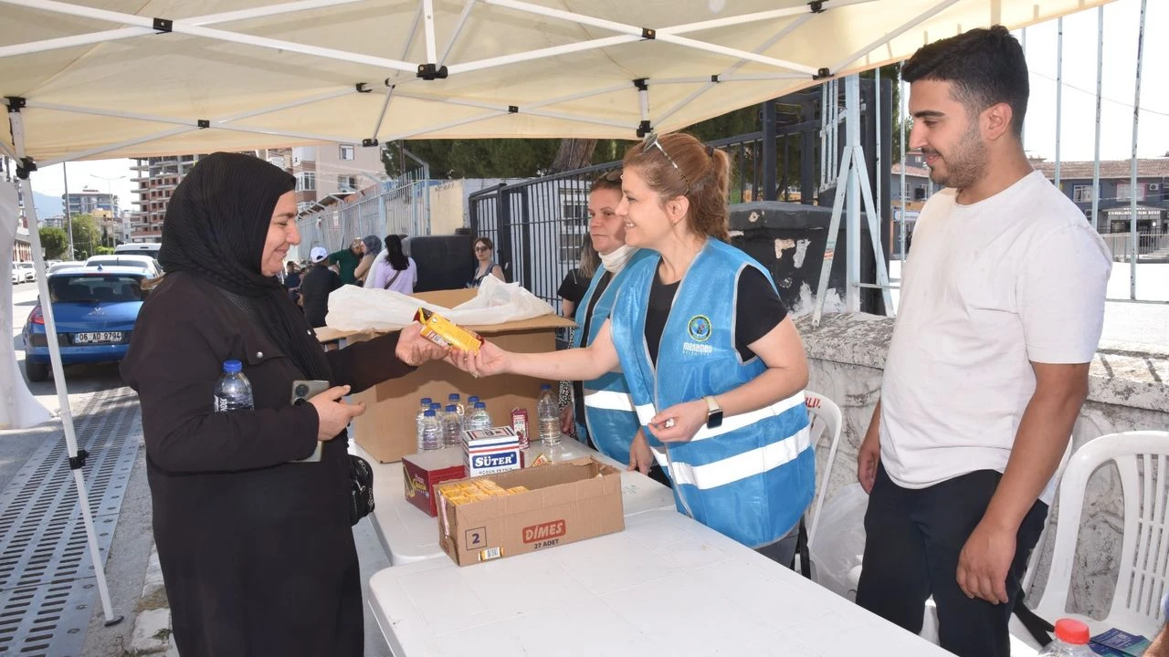 Menemen Belediyesi öğrencileri ve aileleri yalnız bırakmadı!