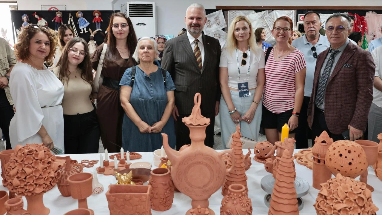 Menemen'de kursiyerlerin sergisine tam not