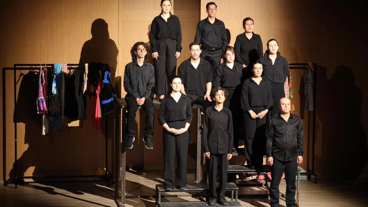 Alkışlar Karabağlar Kent Tiyatrosu kursiyerlerine