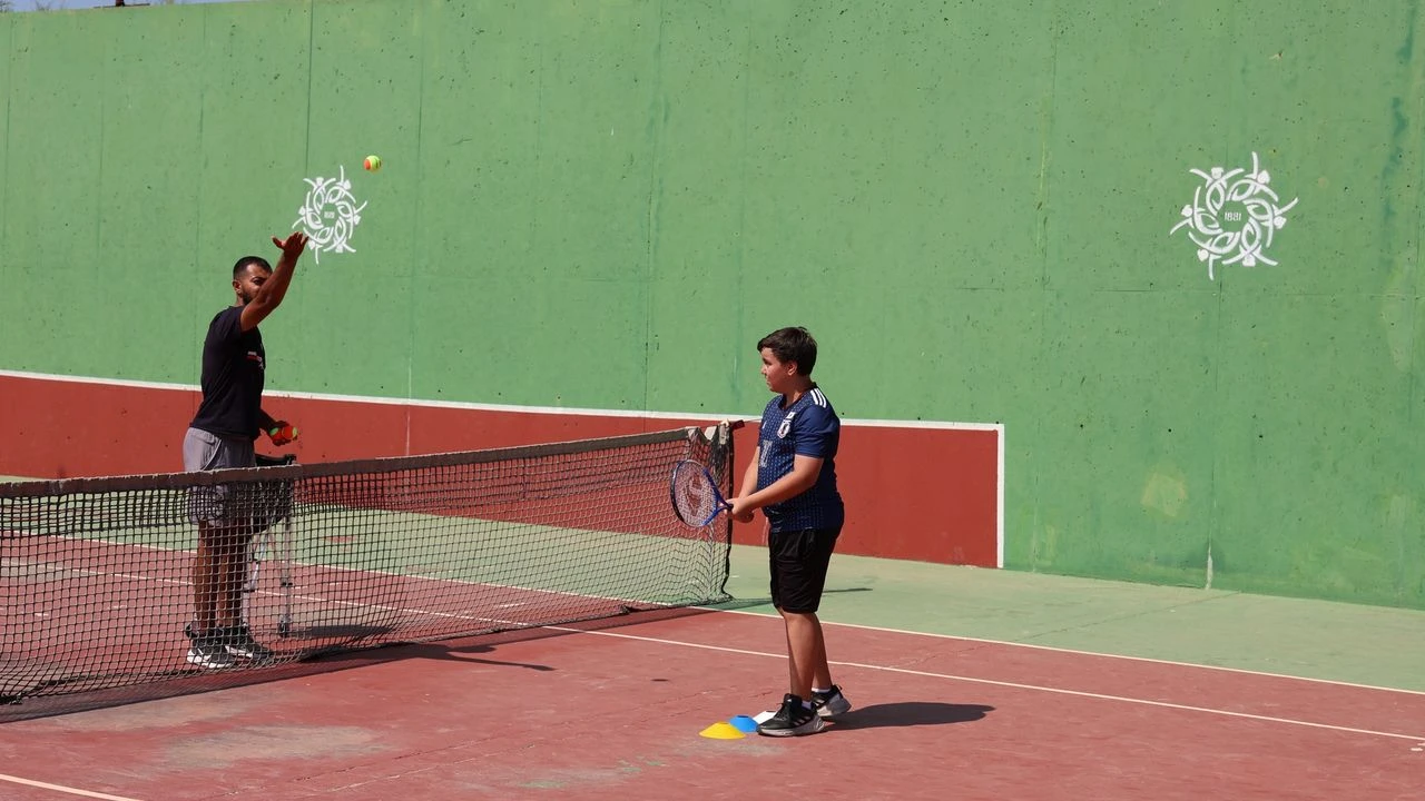 Başkan Çerçioğlu'ndan geleceğin tenisçilerine destek