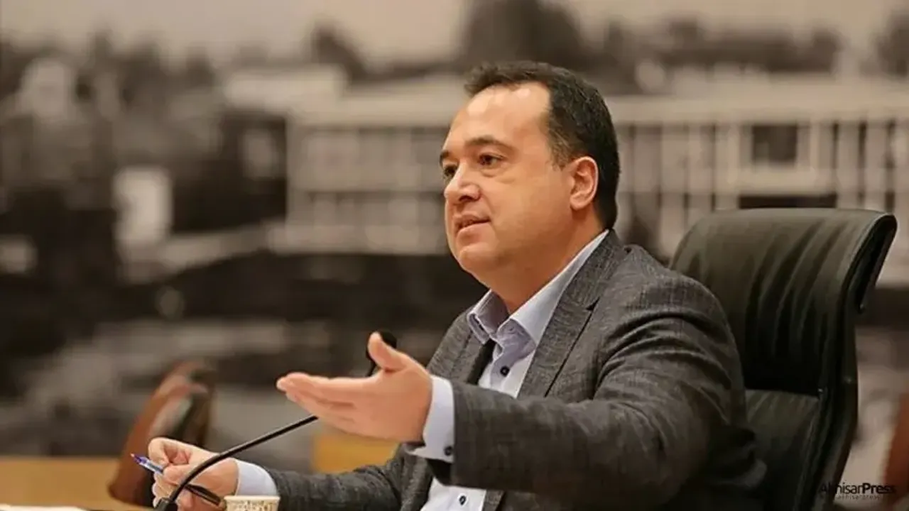 Başkan Dutlulu'dan operasyonlara tepki: Hiç mi bir AK Partili belediyede şüpheli durum yok?