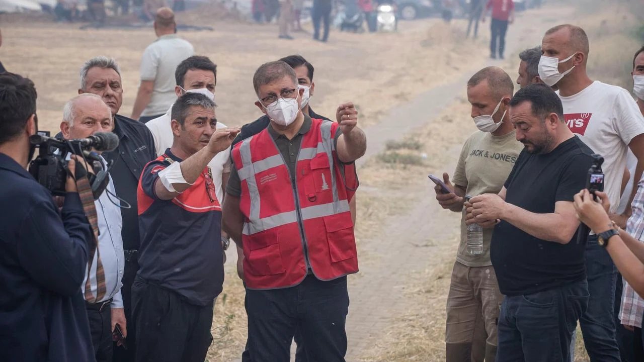 Başkan Tugay, '2 helikopter var' dedi: Havadan müdahale yetersiz!