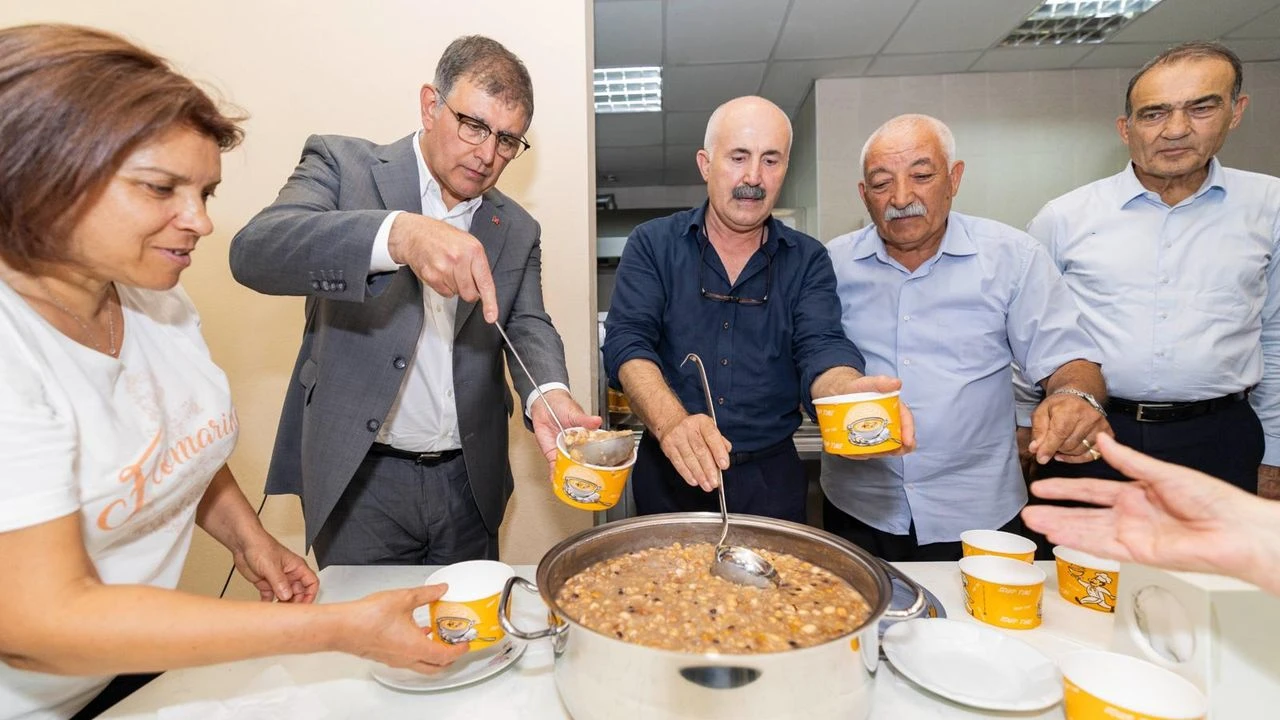 Başkan Tugay aşure bereketini paylaştı