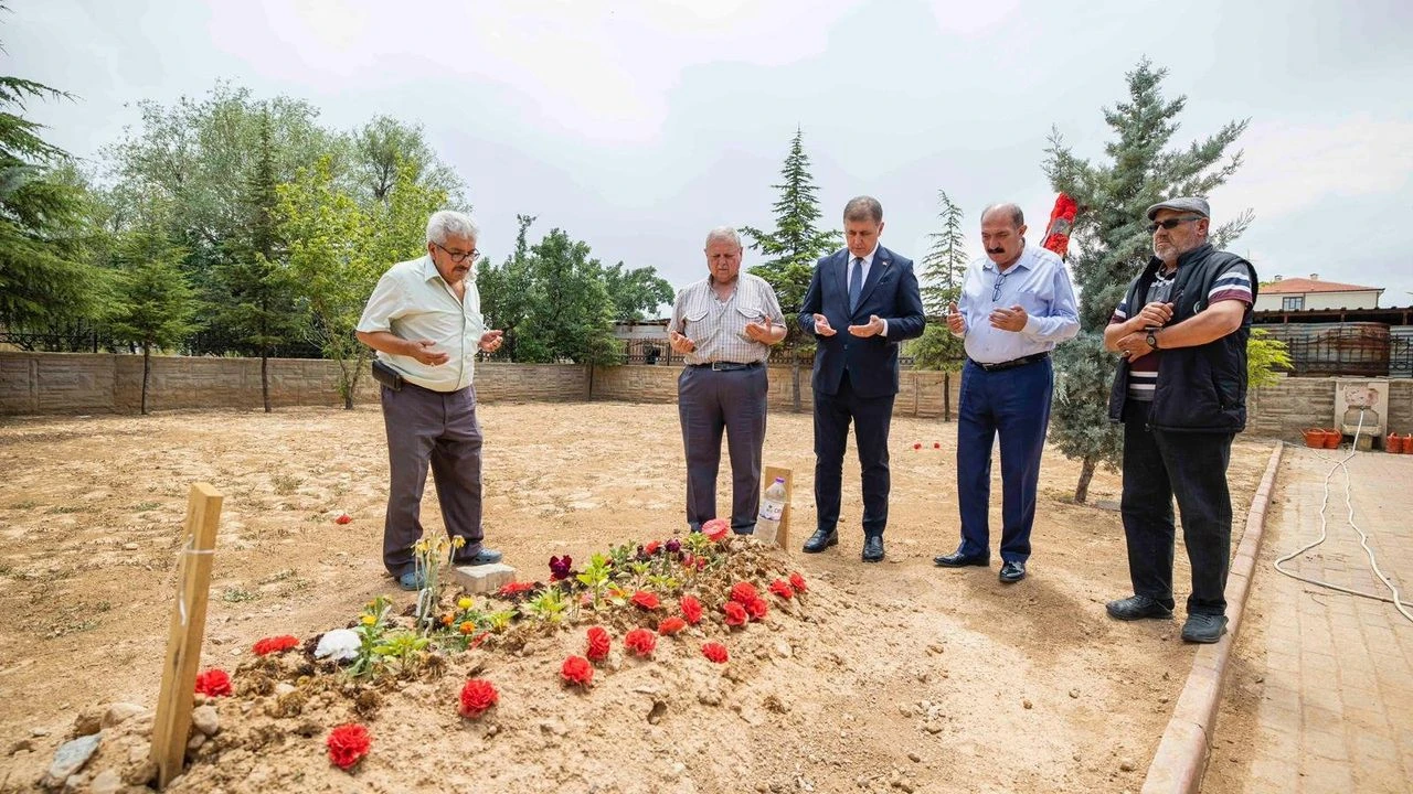 Başkan Tugay'dan yangın şehidine ziyaret