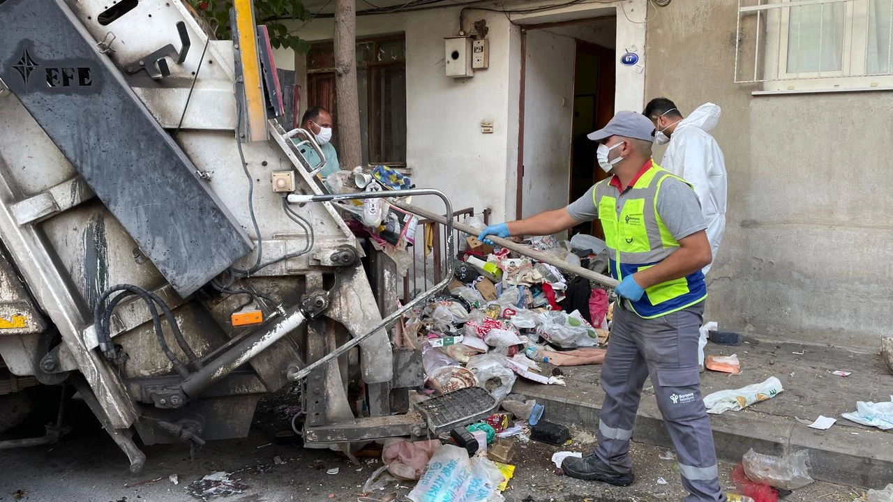 Bornova'da çöp ev mesaisi... Yedi yıllık kabus son buldu!
