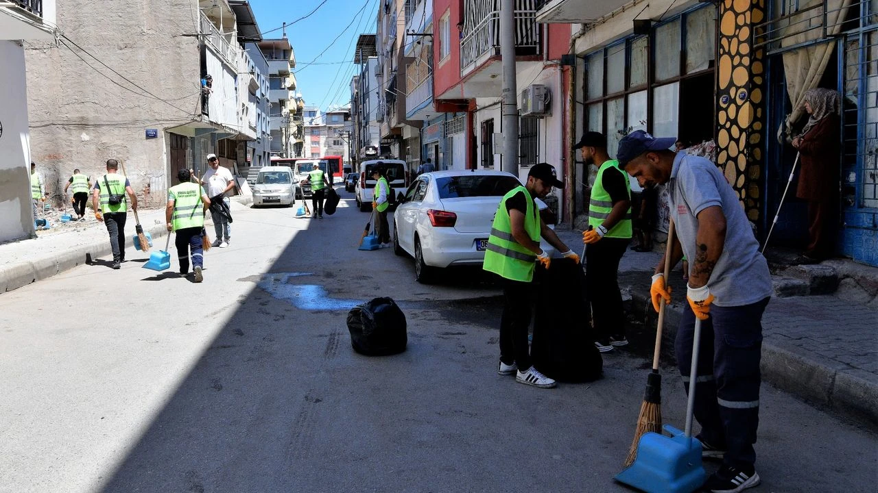 Bornova'da "Süpürge Timi" görevde