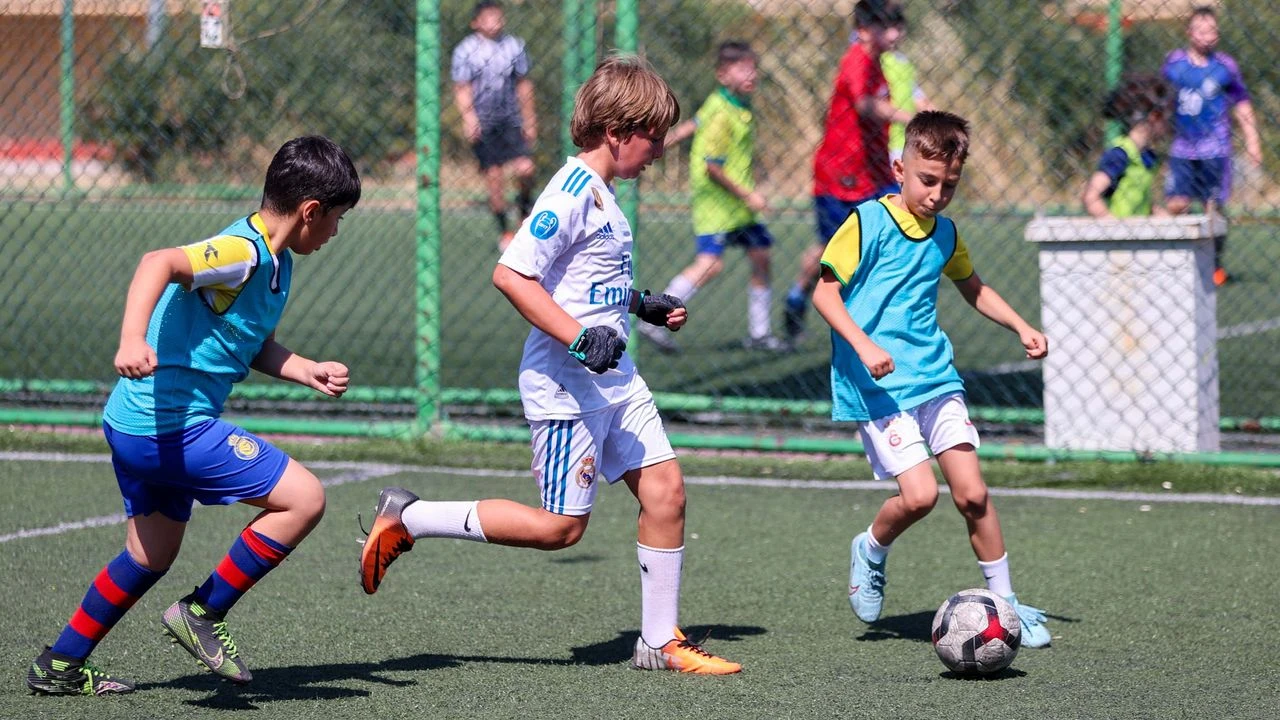 Bucalı minik kramponlara futbol eğitimi!