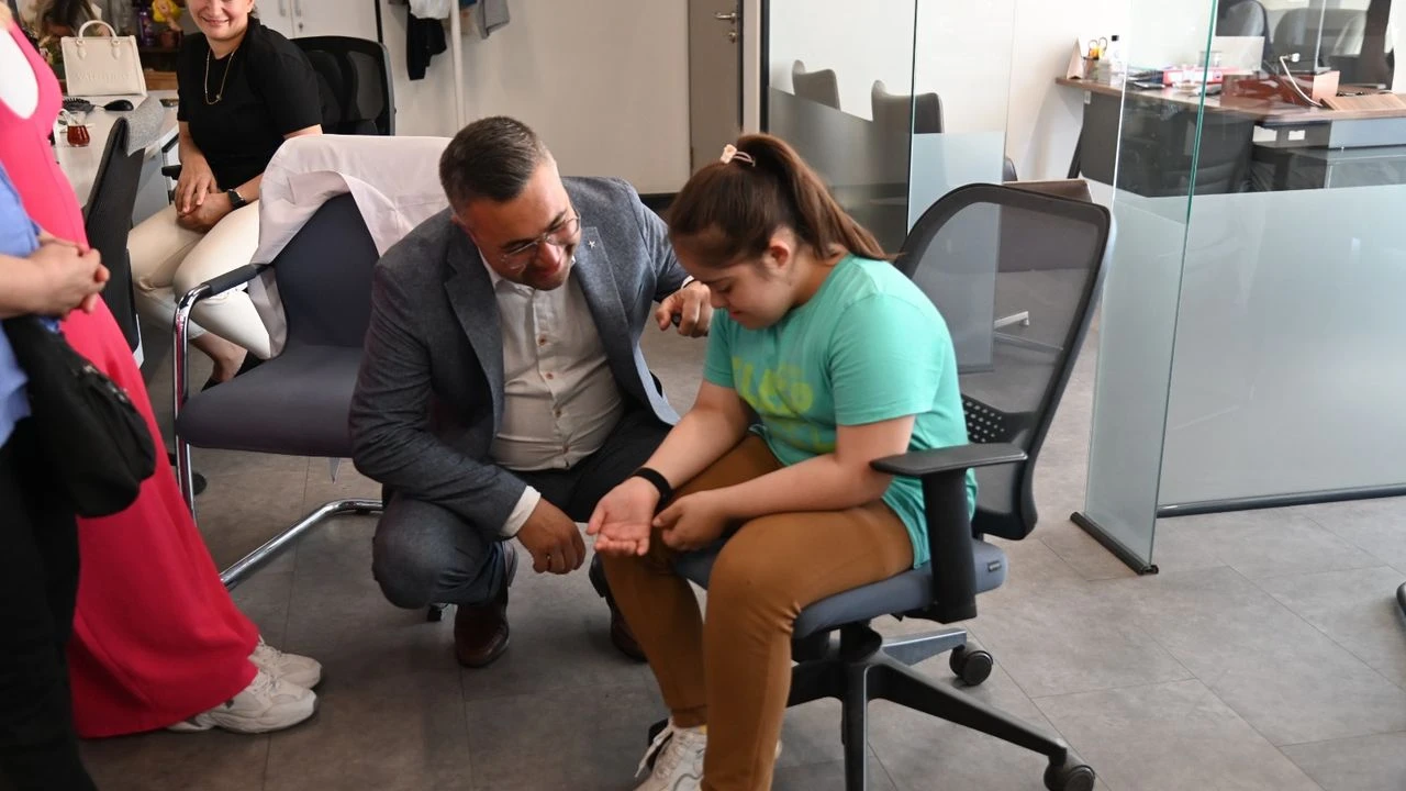 Büyükşehir'in "Ben Buradayım" projesinde bileklik dağıtımı sürüyor