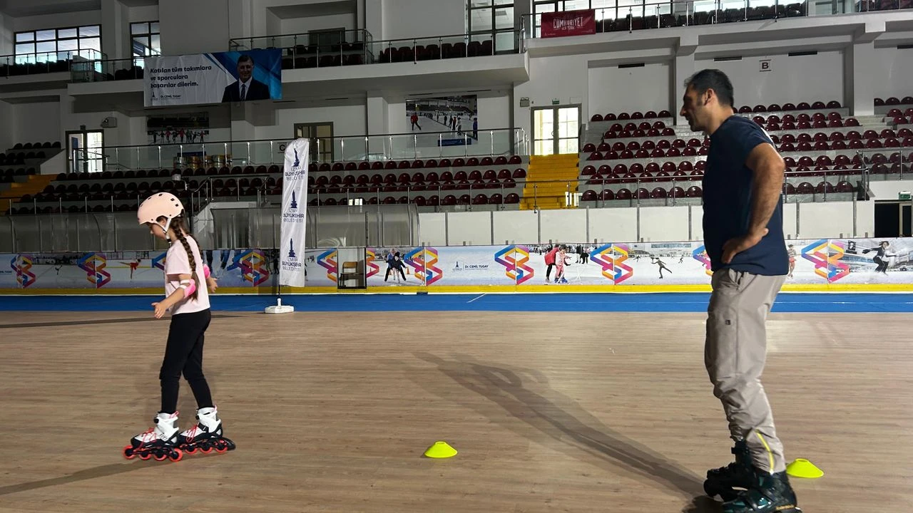 Büyükşehir'in tekerlekli paten kursunda kayıt zamanı