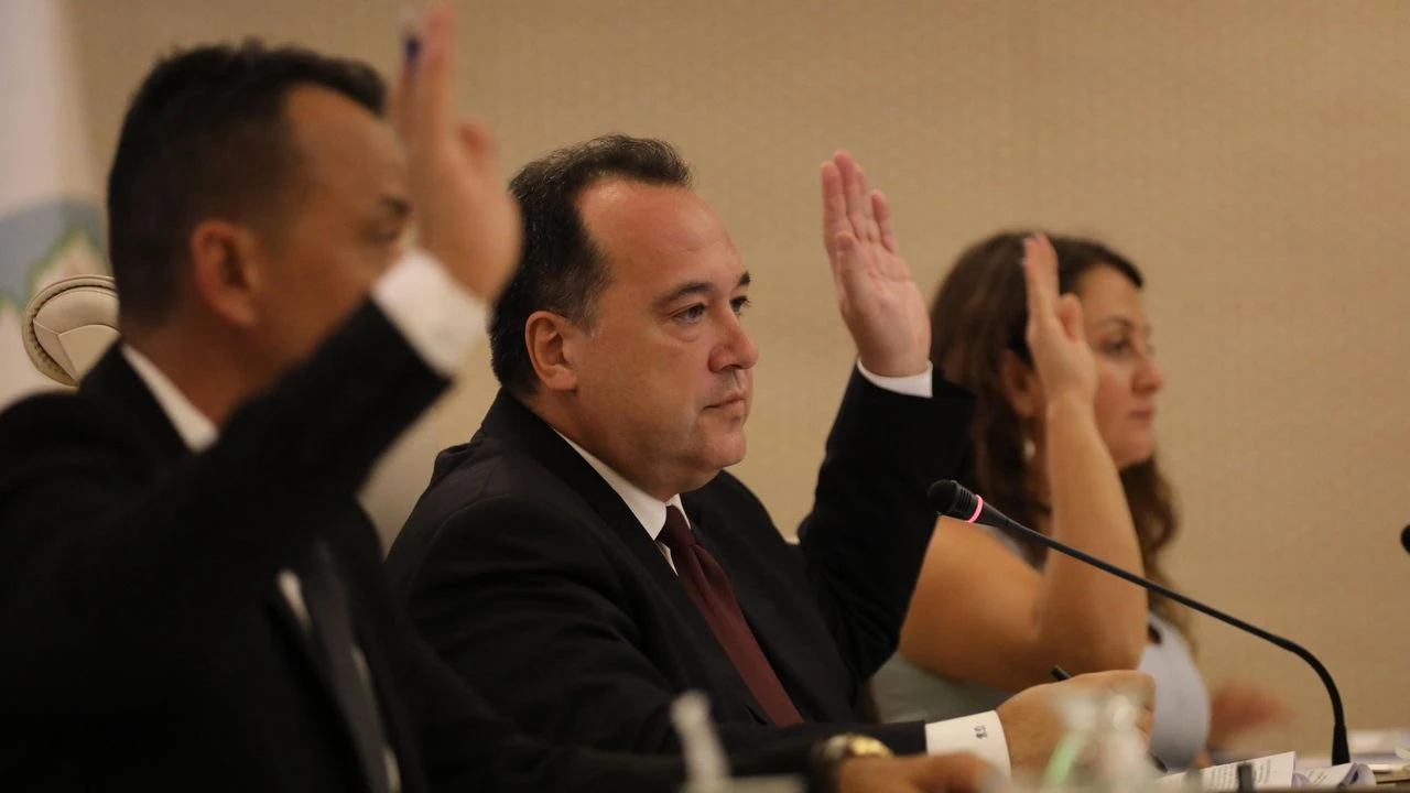 Büyükşehir Meclisi'nde ilginç anlar: "10 yıl diyelim, o zamana kadar AK Parti kalmaz"