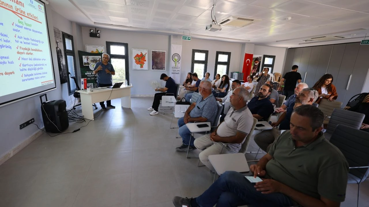 Efes Tarlası Yaşam Köyü'nde şeftali üreticilerine eğitim