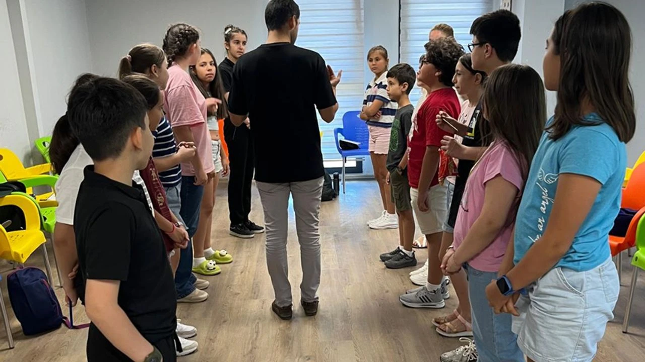 İzmir Çocuk Meclisi'nde 'Akran Zorbalığı Eğitimi'