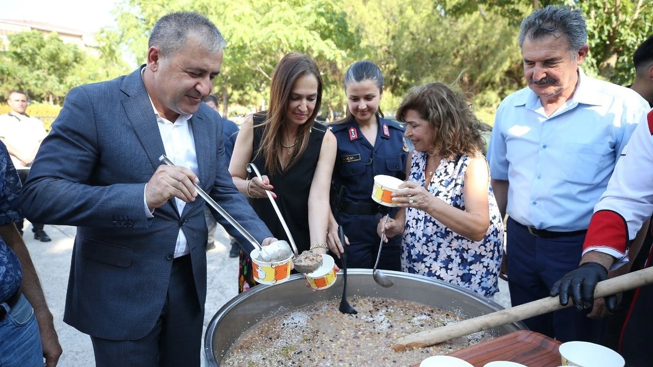 Karşıyaka'da geleneksel aşure buluşması