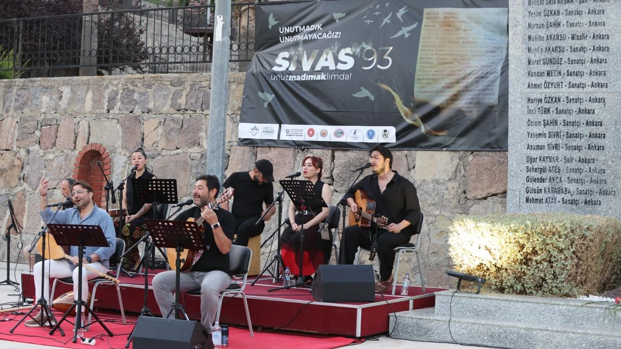 Madımak Katliamında hayatını kaybedenler Karabağlar'da anıldı