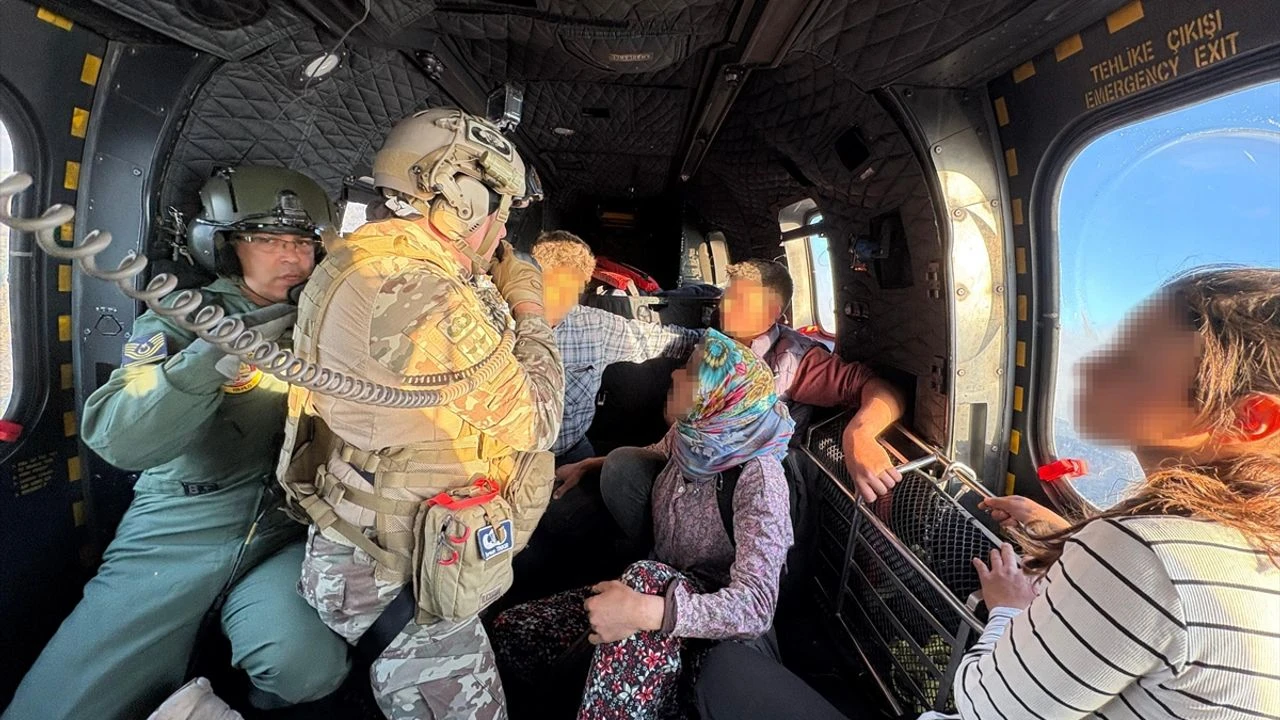 Mehmetçik, İzmir'deki orman yangınında mahsur kalan aileyi kurtardı