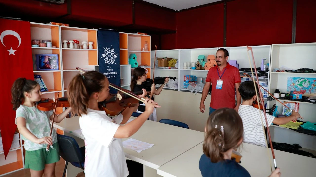 Aydınlı minikler keman öğreniyor