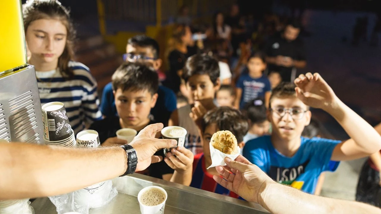 Balçova'dan çocuklara serinleten ikram