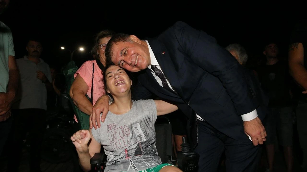 Başkan Tugay, Alaybey Mahalle Şenliği'ne katıldı