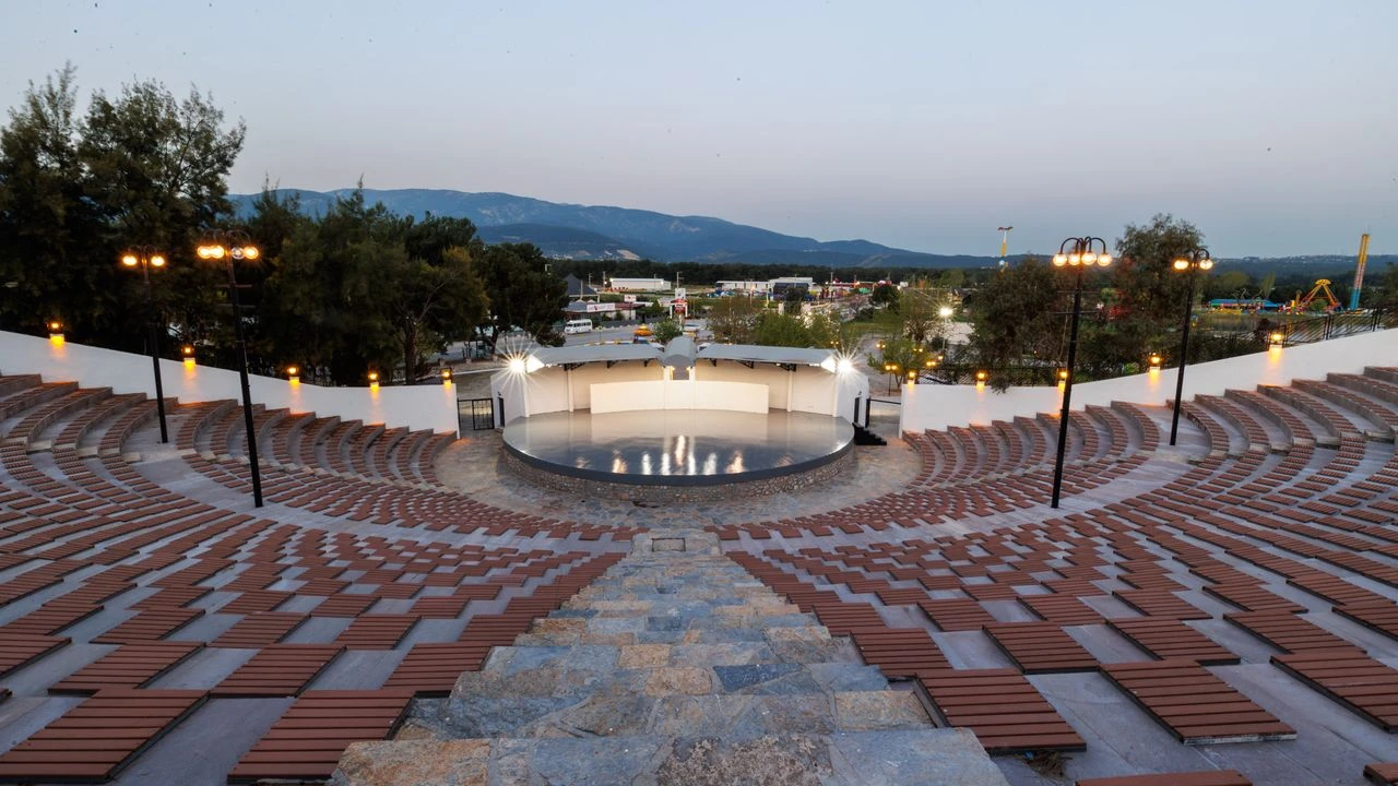 Buca'da Zeki&Metin Amfi Tiyatrosu kapılarını açıyor
