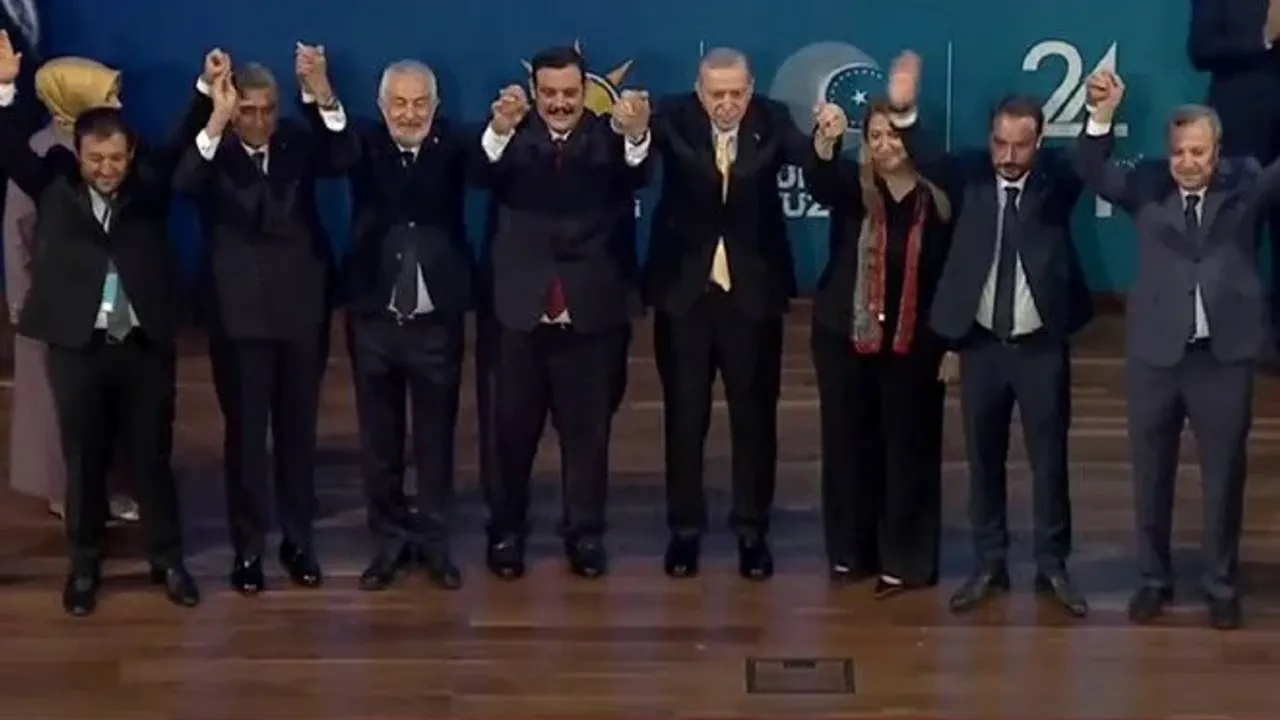 Erdoğan rozetlerini taktı: İşte AK Parti'ye katılan yeni isimler