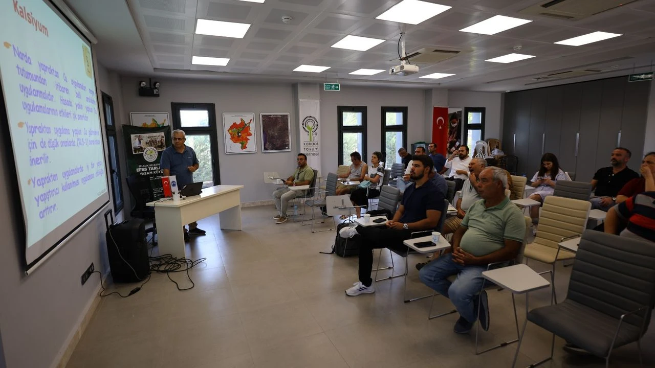 Nar üreticileri Selçuk'ta eğitimde