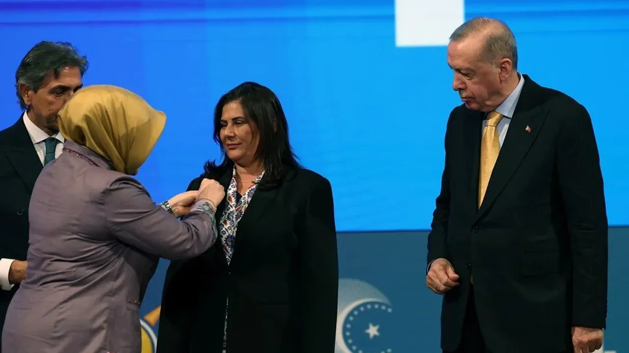 Özlem Çerçioğlu AK Parti'ye katıldı