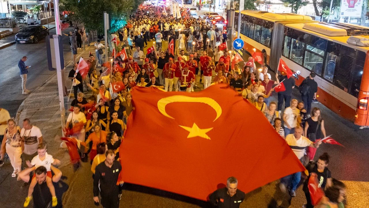 Zafer Korteji Buca'yı aydınlattı