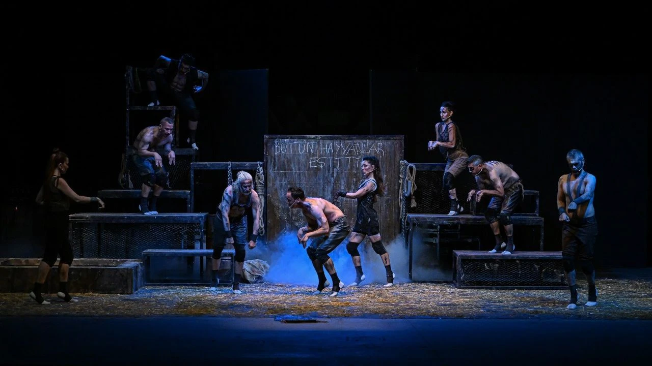 Açık Hava Tiyatrosu'nda "Hayvan Çiftliği" oyunu sahnelendi