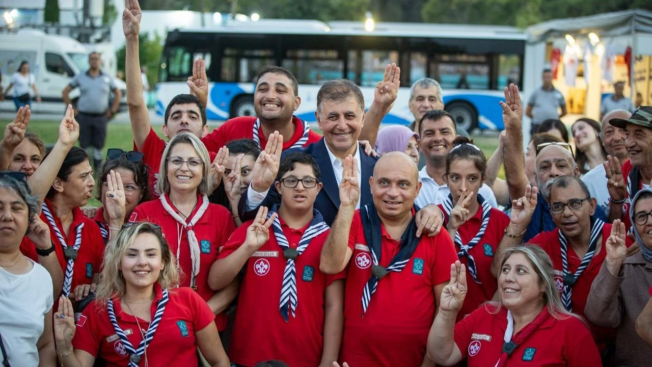 Başkan Tugay'dan çocuklara özel ilgi