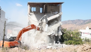 Bayraklı'da 5 katlı kaçak yapı yıkıldı