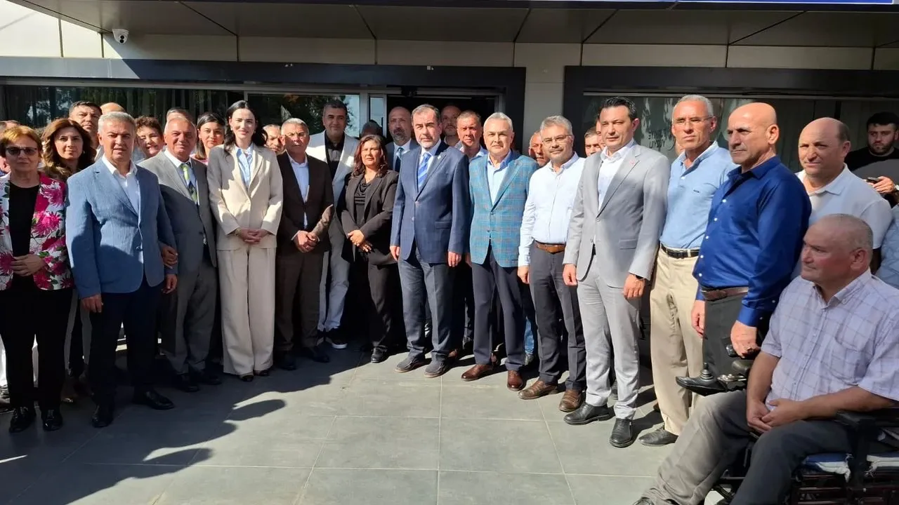 Çerçioğlu'ndan AK Parti İl Binası'nda mesaj: Onlar konuşur, biz hizmet yaparız