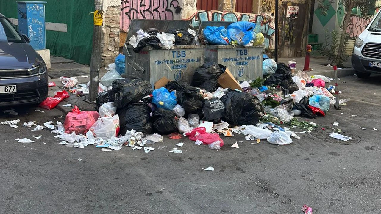 Eylem sonrası Konak'ta çöp dağları!