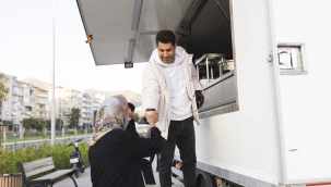 Balçova Belediyesi'nden Soğuk Havaların Gönül Isıtan Dokunuşu: Metro Durağında Çorba İkramı