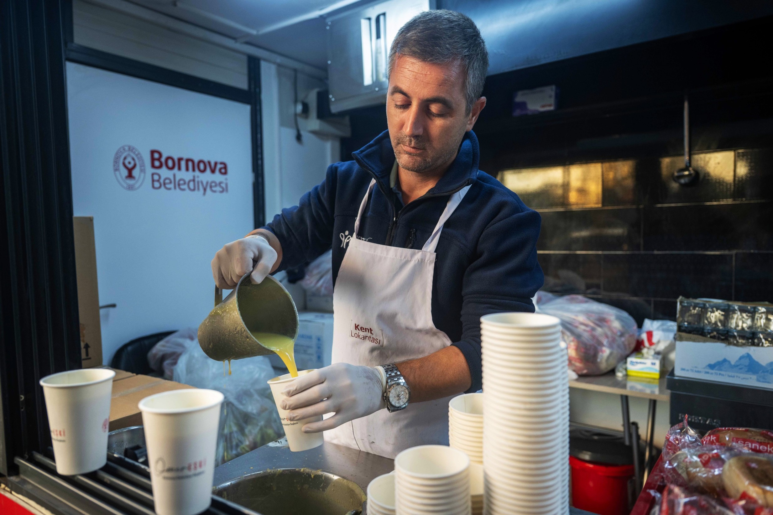 Bornova'da soğuk sabahlar sıcak çorbayla ısınıyor