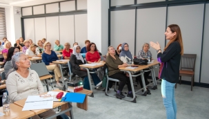 Karşıyaka'nın 3. Yaş Üniversitesi'nde ders zili çaldı!