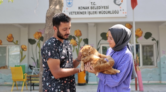Konak, can dostlarının yanında