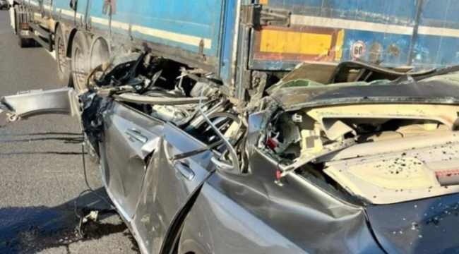 Otoyolda korkunç kaza: TIR'a ok gibi saplandı