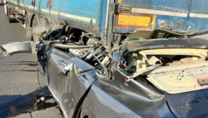 Otoyolda korkunç kaza: TIR'a ok gibi saplandı