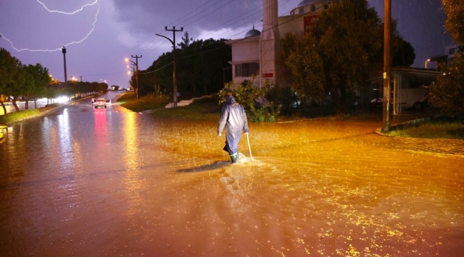 Çeşme Belediyesinden olağanüstü yağışa olağanüstü müdahale Çeşme bir günde bir aylık yağış aldı, belediye ilk andan itibaren sahadaydı