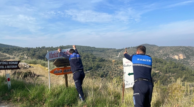 EFES SELÇUK'TA GÖRÜNTÜ KİRLİLİĞİ YARATAN TABELALAR KALDIRILIYOR