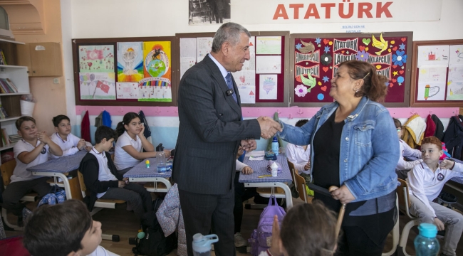 Güzelbahçe'de Belediyesi'nden 24 Kasım'a Anlamlı hediye: Öğretmenlere İsimli Kalem