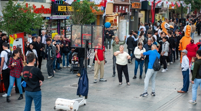 Karşıyaka Çarşısı'nda renkli anlar: Hergele Meydanı'na basketbol potası kuruldu